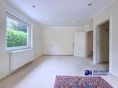 Schlafzimmer im EG mit begehbarem Kleiderschrank und eigenem WC - 