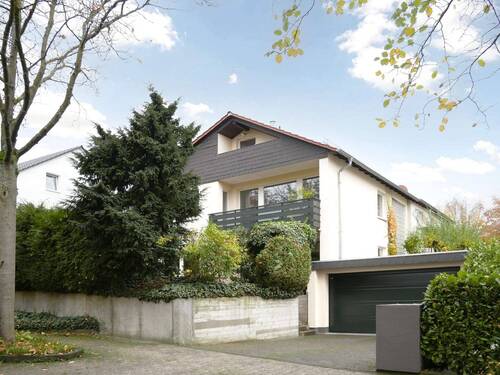 Hausansicht - Kassel-Bad Wilhelmshöhe… Sehr gepflegte, großzügige und lichtdurchflute Einfamiliendoppelhaushälfte mit Doppelgarage