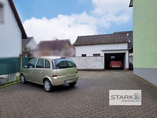 Außenansicht Garage und Stellflächen.jpg - Mehrfamilienhaus, Wohnhaus mit 265,00 m&sup2; in Kist zum Kaufen