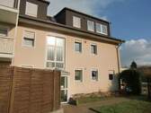Bild 1 - Wohnung mit Balkon sucht Mieter! Gut geschnittene 3,5-Raum-Wohnung im 1.OG • 62m² Wfl. im gepflegten 6-Familien-Haus