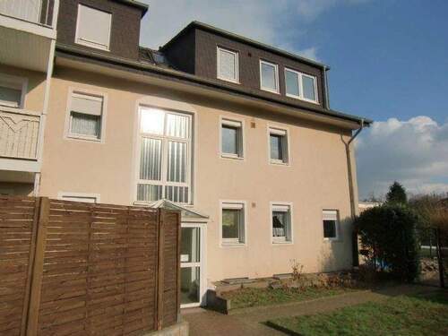 Bild 1 - Wohnung mit Balkon sucht Mieter! Gut geschnittene 3,5-Raum-Wohnung im 1.OG • 62m² Wfl. im gepflegten 6-Familien-Haus