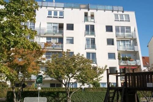 Blick auf das Haus von der Gartenseite - Kleine, aber feine, ruhige 2-Raum-Wohnung, Blick ins Grüne, mit Aufzug, Tiefgarage und barrierefreiem Zugang, vermietet