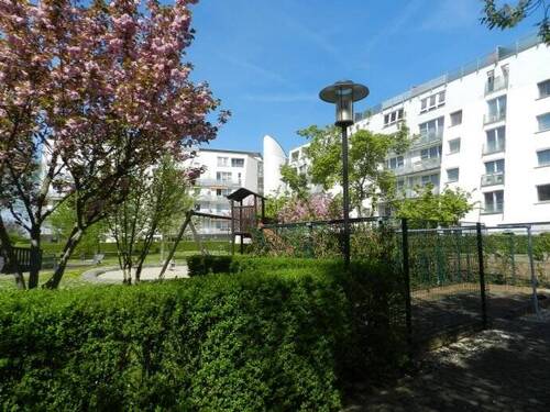Blick in den Innenhof vom Wohnzimmer - 2 Zimmer Etagenwohnung zum Kaufen in Leipzig