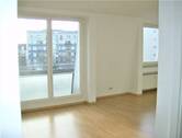 Wohnzimmer mit Fenstertüren - 