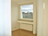 Schlafzimmer mit großem Fenster - 