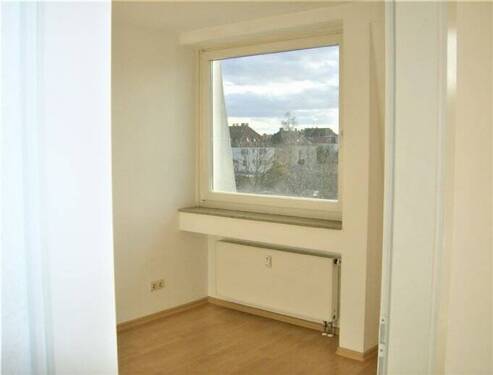 Schlafzimmer mit großem Fenster - 