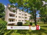 Hausansicht Balkonseite - Bezugsfreie 3-Raum-Wohnung mit Balkon und EBK in ruhiger Lage - Toppreis