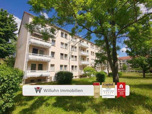 Hausansicht Balkonseite - Bezugsfreie 3-Raum-Wohnung mit Balkon und EBK in ruhiger Lage - Toppreis