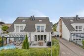Hausansicht Strassenseite - Modernes Wohnen - junge Doppelhaushälfte in familienfreundlicher Lage von Langenfeld-Reusrath