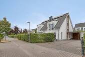 Hausansicht seitlich - Doppelhaushälfte mit 138,00 m² in Langenfeld zum Kaufen