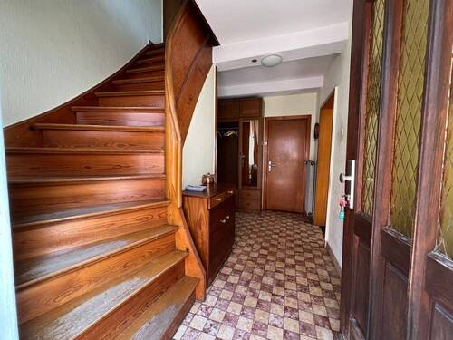 Eingang mit Treppenhaus - 