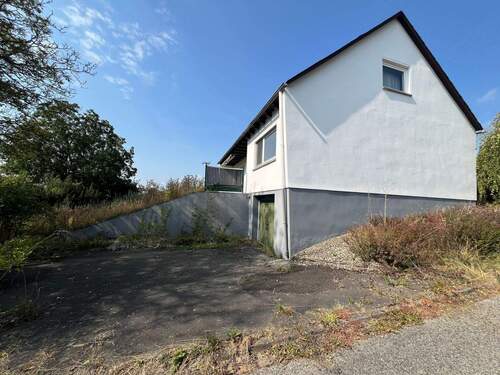 Seitenansicht mit Garage und Stellplatz - 