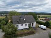 Vorderansicht Haus - Top-Gelegenheit! Einfamilienhaus mit großem Grundstück und Weitblick in Argenthal zu verkaufen.
