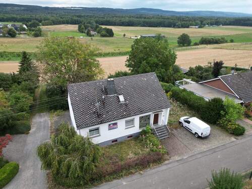 Vorderansicht Haus mit Blick Umland - 5 Zimmer Einfamilienhaus zum Kaufen in Argenthal