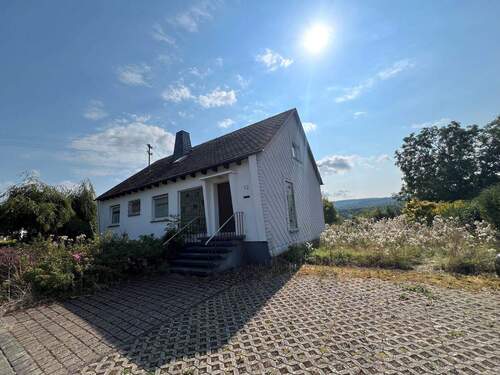 Hausansicht mit 2 Stellplätzen - 