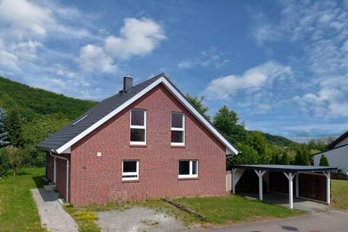 Straßenansicht - Erzenhausen - Attraktives, freistehendes Einfamilienhaus mit Carport und Photovoltaik