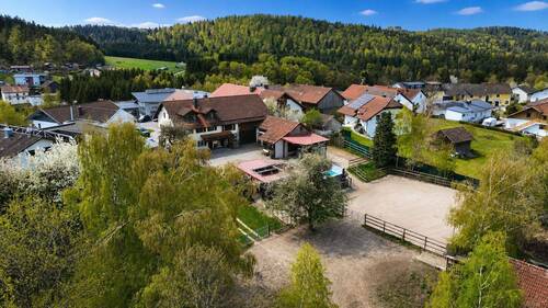 Luftaufnahme - 8 Zimmer Bauernhaus, Landhaus zum Kaufen in Saldenburg