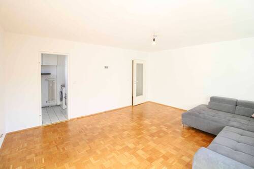 Wohnzimmer - Sofort einziehen: 2-Zi.-ETW mit TG-Stellplatz. Mit Einbauküche und Waschmaschine.