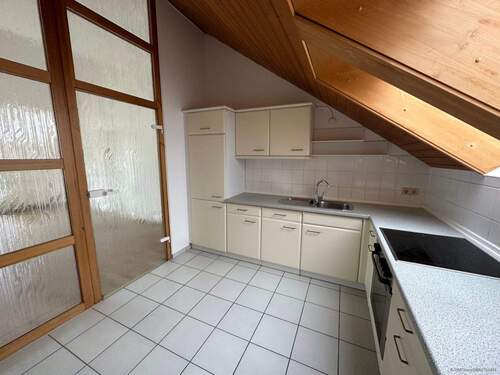 Küche mit Durchgang zum Wohnzimmer - 