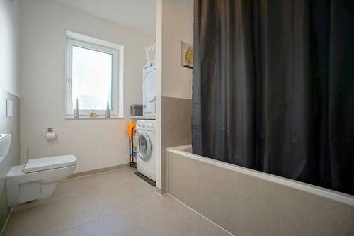 Tageslichtbad mit Wanne - 