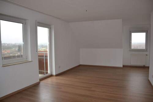 Wohnzimmer mit Balkon - 3 Zimmer Etagenwohnung zum Kaufen in Ilshofen