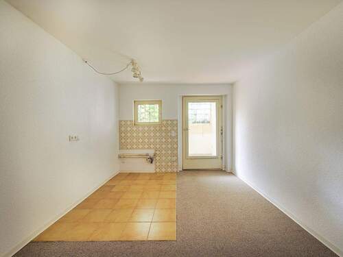 Küche und Tür zum Garten /Straßenseite im Untergeschoss - 