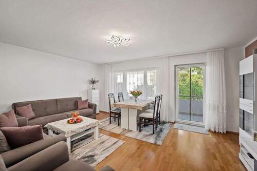 Wohnzimmer - 3 Zimmer Etagenwohnung zum Kaufen in Singen