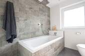 Badezimmer mit Wanne.jpeg - 