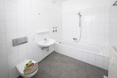 Badezimmer mit Badewanne - Etagenwohnung mit 31,00 m&sup2; in Chemnitz zum Kaufen