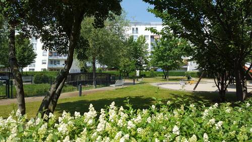 Im Hof ganz viel Grün - Langjährig vermietete 2-Raum-WE mit Balkon, Aufzug und Tiefgarage - sehr gute Infrastruktur - ruhige, grüne Lage