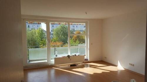 Wohnzimmer mit Blick ins Grüne - Beispielfoto - Etagenwohnung in Leipzig zum Kaufen