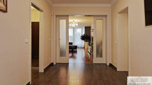 Diele - Traumhafte 3,5-Zimmer-Wohnung in Düsseldorf-Benrath - Helle Räume, moderne Ausstattung und perfekte Lage