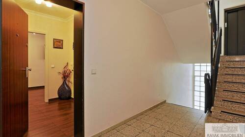 Treppenhaus - 3 Zimmer Etagenwohnung in Düsseldorf Benrath