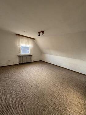 Kinderzimmer mit Teppichboden im Dachgeschoss - 