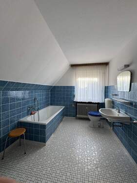 gefliestes Wannenbad im Dachgeschoss - 