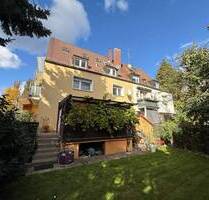 Stattlich Wohnen in Nürnberg: Wohnhaus mit Garagen und überdachter Pergola - teilweise vermietet