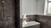 Bad mit Wanne und Dusche + Fenster - 3 Zimmer Etagenwohnung zur Miete in Chemnitz