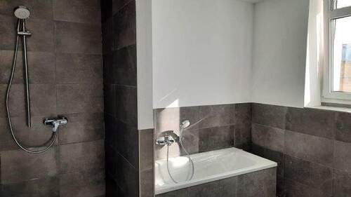 Bad mit Wanne und Dusche + Fenster - 3 Zimmer Etagenwohnung zur Miete in Chemnitz