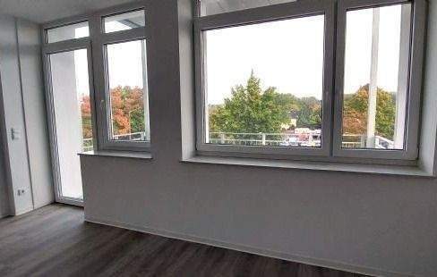 Wohnzimmer mit Balkon - 3 Zimmer Etagenwohnung in Chemnitz