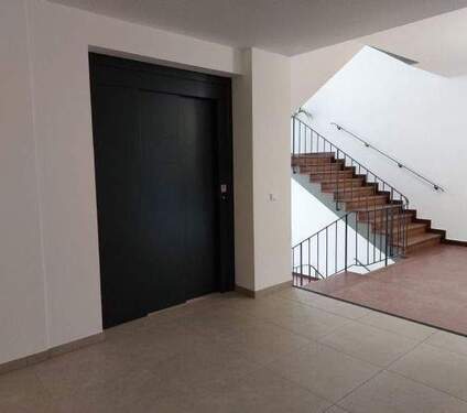 Hausflur mit Fahrstuhl - 