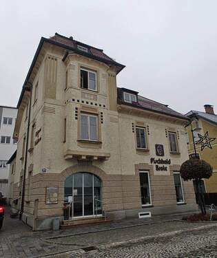 IMG20251125145620.jpg - 3 Wohnungen und eine große Gewerbeeinheit mit Laden in sehr zentraler Lage - 751