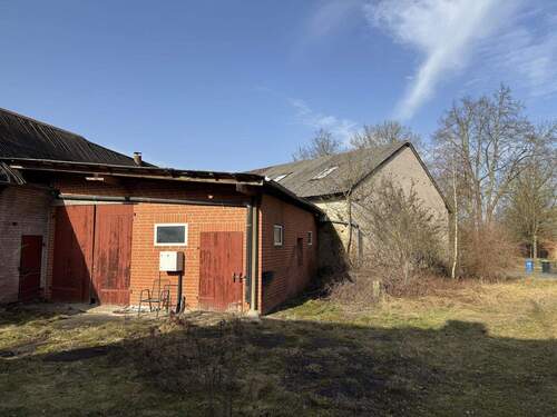 Nebengebäude rechts mit Scheune - 