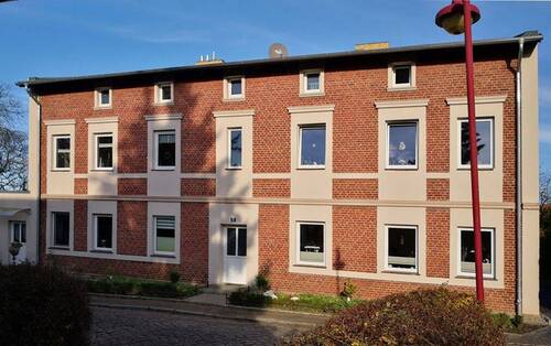 Straßenansicht - Altefähr zwei modernisierte 3-Zimmer Wohnungen frei u. provisionsfrei vom Eigentümer zu verkaufen