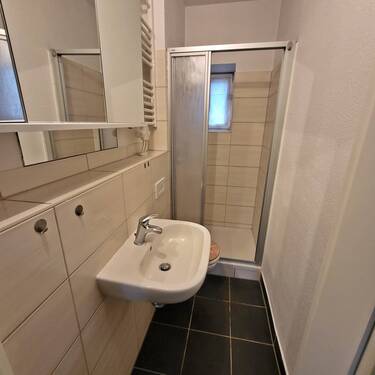schmales Bad mit Dusche.jpg - 