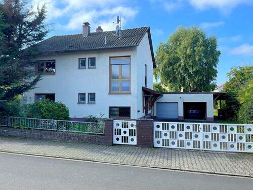 Straßenansicht - Bruchmühlbach-Miesau - Familienfreundliches Einfamilienhaus mit schönem Garten und Doppelgarage