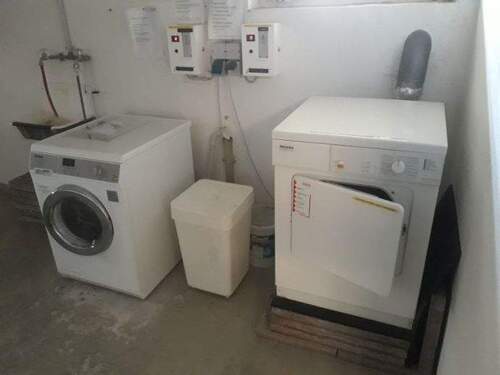 Waschmaschinenraum mit Münzwaschmaschine+Trockner - 