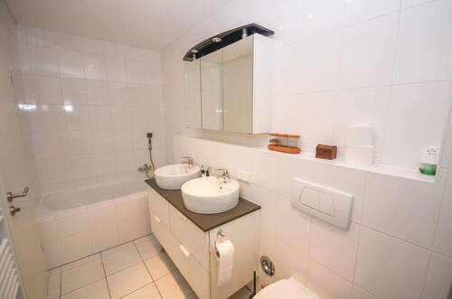 Modernes Badezimmer mit Dusche und Wanne - 