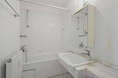 Badezimmer mit Wanne - 
