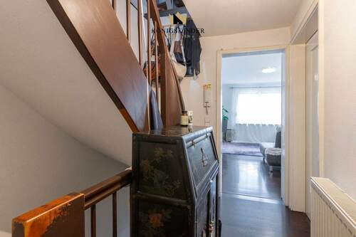 Flur mit Treppenhaus (OG) - 