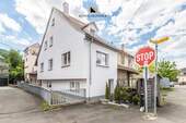Hausansicht - Klein, fein, gemütlich - reizende Doppelhaushälfte über 3 Ebenen!